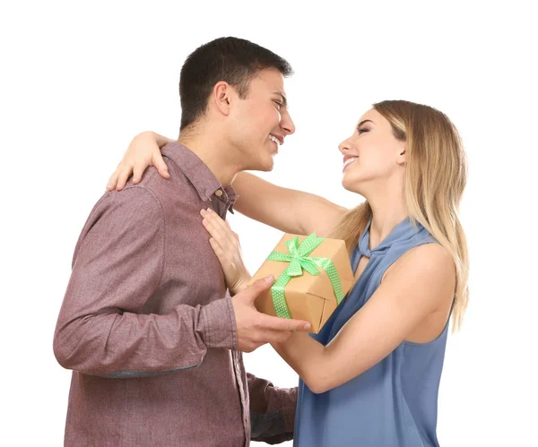 Feliz jovem casal com caixa de presente no fundo branco — Fotografia de Stock