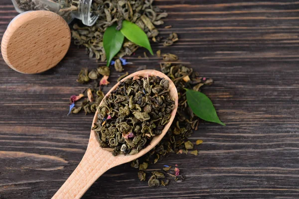 Kanállal zöld tea levelek, a fa háttér, felülnézet — Stock Fotó