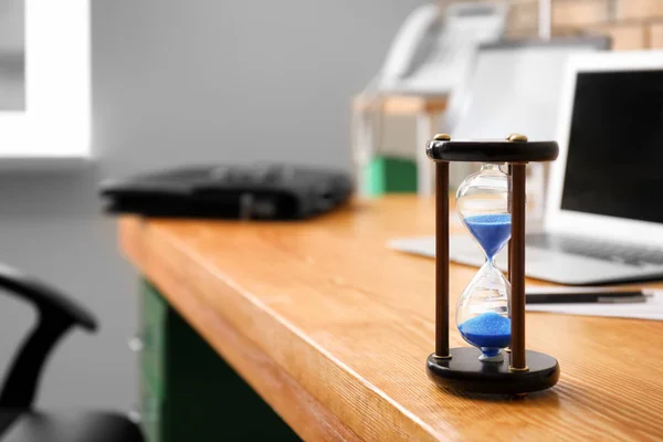 Timglas på tabell i office. Time management koncept — Stockfoto