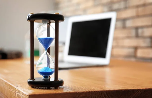 Reloj de arena en la mesa en la oficina. Concepto de gestión del tiempo —  Fotos de Stock