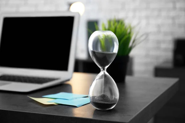 Timglas på tabell i office. Time management koncept — Stockfoto