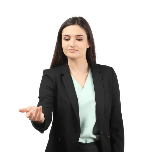 Junge Geschäftsfrau hält etwas auf weißem Hintergrund — Stockfoto
