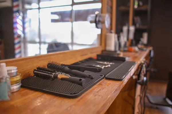Spazzole professionali sul tavolo nel salone di parrucchiere — Foto Stock