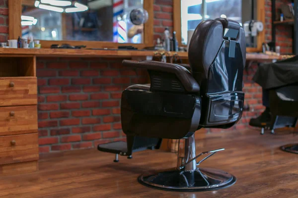 Skinnfåtölj i modern frisörsalong — Stockfoto