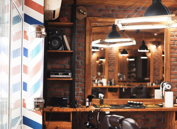 Стильный интерьер парикмахерской — стоковое фото