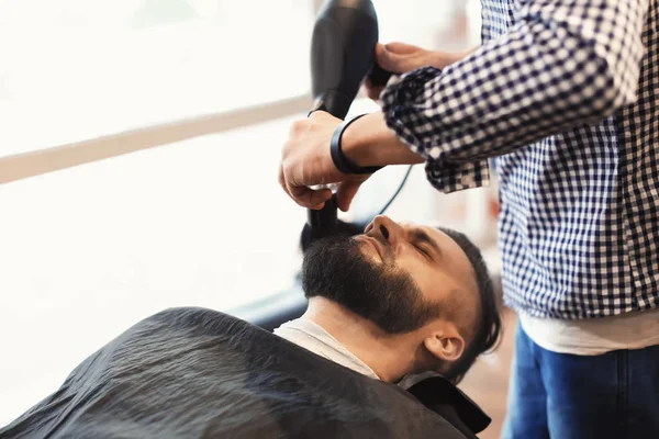 Professionele kapper werken met client in kapsalon — Stockfoto