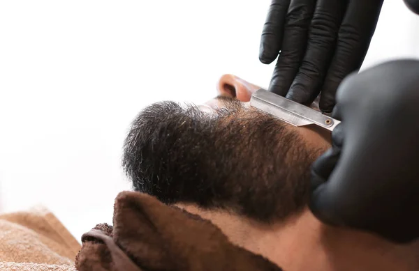 Professionele kapper werken met client in kapsalon — Stockfoto