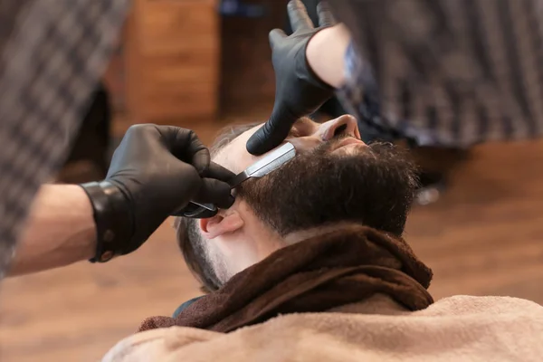 Barbiere professionista che lavora con il cliente nel salone di parrucchiere — Foto Stock
