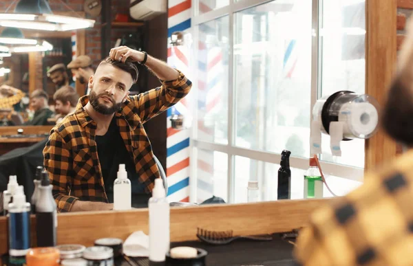 Peluquería profesional trabajando con el cliente en peluquería — Foto de Stock