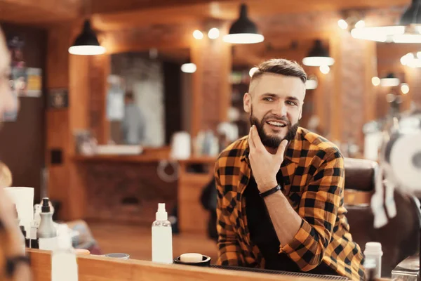 Bel homme avec coiffure à la mode dans le salon de coiffure — Photo