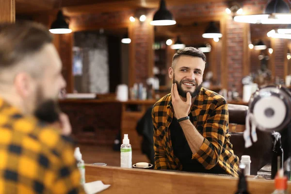 Berber Dükkanı olarak trendy saç modeli ile yakışıklı adam