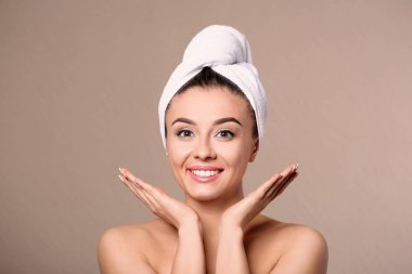 Kaplıca tedavisi renk arka plan üzerinde sonra ipeksi cilt olan güzel kadın