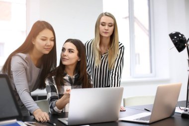 Gençler iş toplantısı ofiste