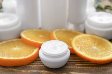 Dondurma, portakal dilimleri ve kozmetik üzerinde ahşap masa seti