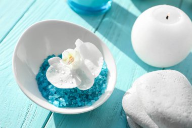 Ahşap masada güzel bir spa kompozisyonu