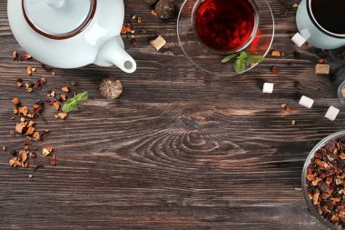 Kuru ebegümeci çayı ile meyve ve masada aromatik içecek fincan kase