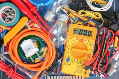 Ev planı üzerinde elektrik araçları ile düz yatıyordu kompozisyon