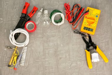 Gri arka plan üzerinde elektrik araçları ile düz yatıyordu kompozisyon