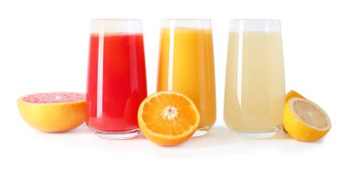 Gözlük ve beyaz zemin üzerine kesilmiş meyve farklı taze sıkılmış meyve suları