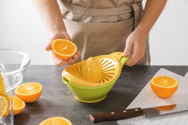 Narenciye suyu mutfakta yapma kadın