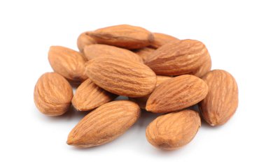 Beyaz zemin üzerine badem. Somun snack
