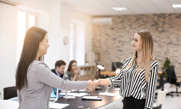 Frauen beim Händeschütteln im Amt. Erfolgreiches Geschäftstreffen — Stockfoto