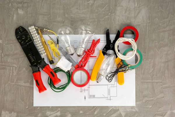 Composição de leigos planos com ferramentas elétricas e plano de casa em fundo cinza — Fotografia de Stock