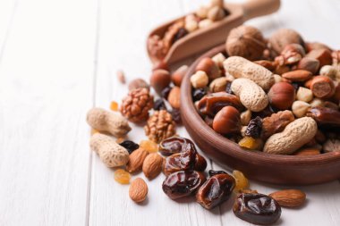 Mutfak eşyaları ile farklı fındık ve kuru meyve ahşap masa üzerinde