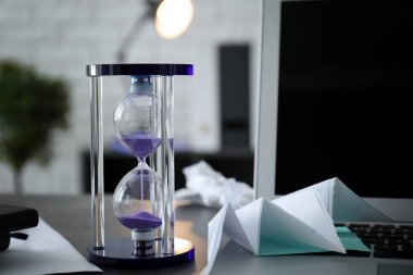 Ofiste tabloda kum saati. Zaman yönetimi kavramı