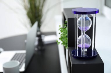 Ofiste tabloda kum saati. Zaman yönetimi kavramı