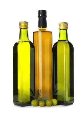 Şişe petrol ve beyaz zemin üzerine zeytin ile