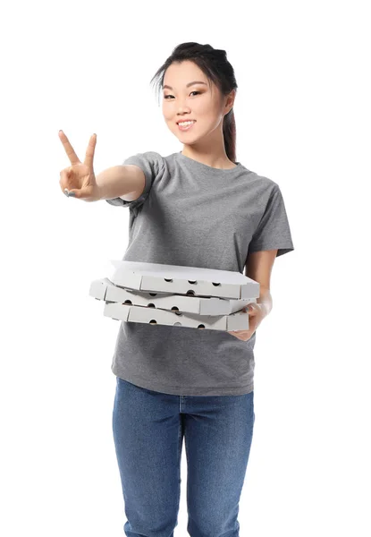 在白色背景下有纸板披萨盒的亚洲妇女。食品配送服务 — 图库照片