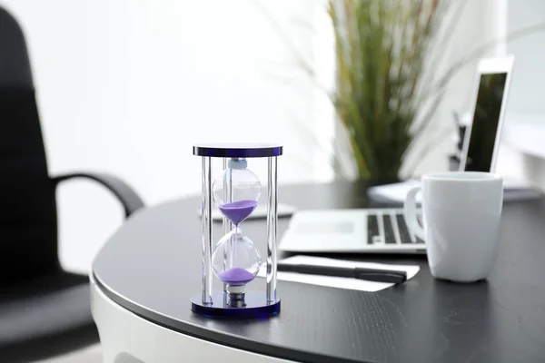 Timglas på tabell i office. Time management koncept — Stockfoto