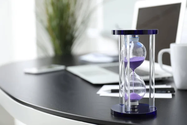 Timglas på tabell i office. Time management koncept — Stockfoto