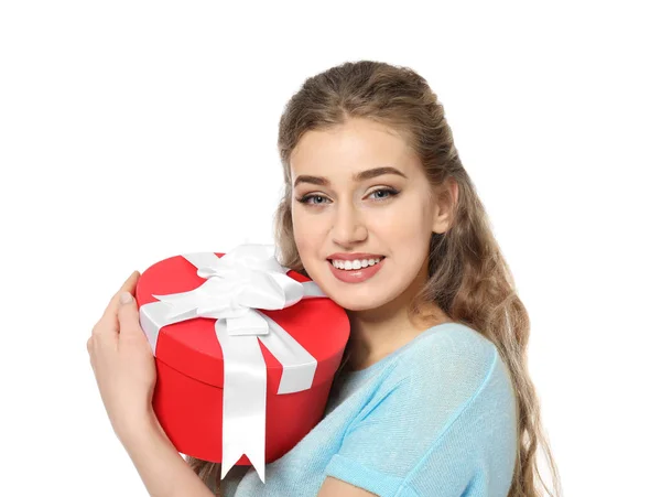 Gyönyörű fiatal nő ajándék doboz fehér háttér — Stock Fotó