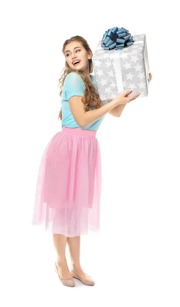 白い背景の上の大きなギフト ボックスと美しい若い女性 — ストック写真