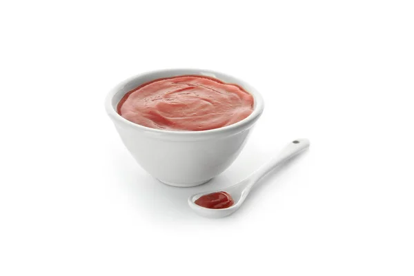 Ciotola e cucchiaio con salsa rossa su sfondo bianco — Foto Stock
