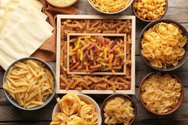 Masada farklı pişmemiş makarna.