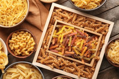 Masada farklı pişmemiş makarna.