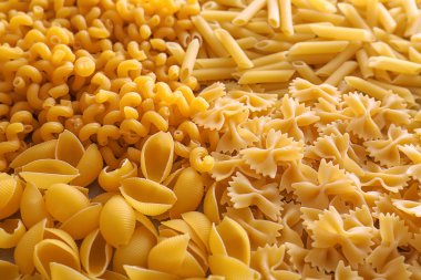 Arka plan olarak farklı pişmemiş makarna, yakın plan
