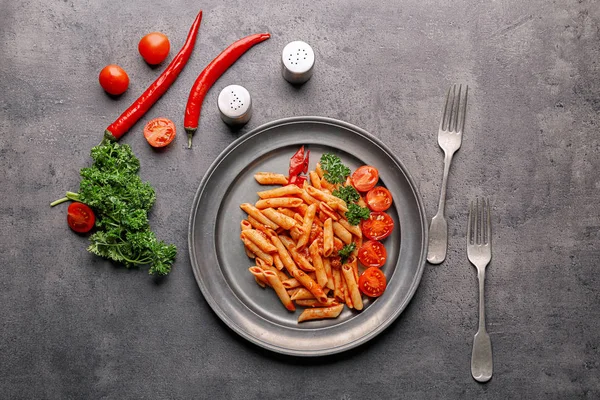 Plaat van smakelijke pasta met tomatensaus op tafel, bovenaanzicht — Stockfoto