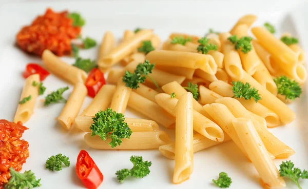 Вкусная макароны с болоньезе соус на тарелке, крупным планом — стоковое фото