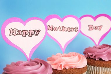 Lezzetli kek renk arka plan üzerinde mutlu anneler günü kelimelerle iyi adam seçer