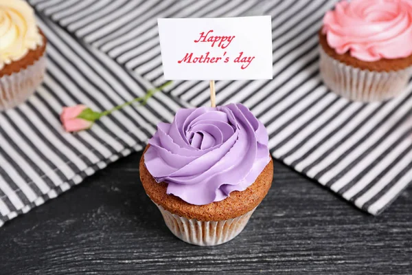 Välsmakande cupcake med kort för mors dag på bord — Stockfoto