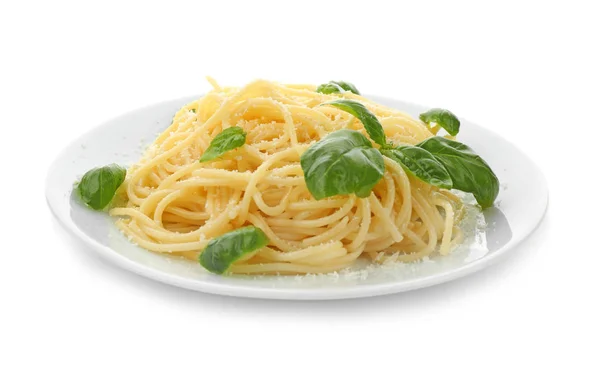 Levy herkullista pastaa juustolla ja basilikalla valkoisella taustalla — kuvapankkivalokuva