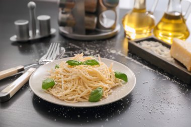 Tabak spagetti ve fesleğen tablosundaki ile. Lezzetli makarna tarifleri