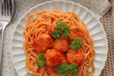 Spagetti ve köfte tepsi, closeup ile plaka. Lezzetli makarna tarifleri