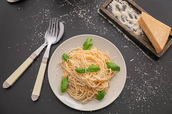 桌上有意大利面和罗勒的盘子。美味的面食食谱 — 图库照片