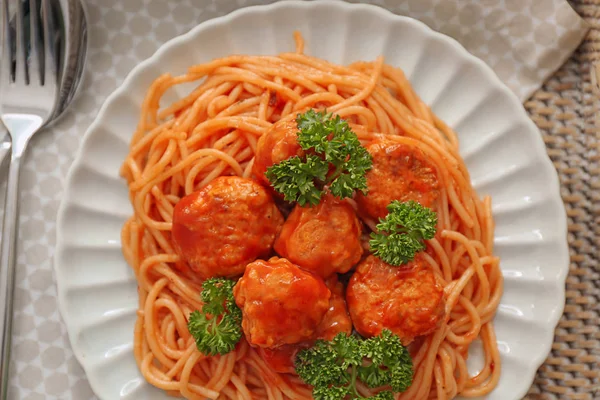 Talerz spaghetti i klopsiki na tacę, zbliżenie. Makaron przepisy kulinarne — Zdjęcie stockowe