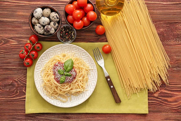 Plato con espaguetis y salsa en la mesa. Deliciosas recetas de pasta — Foto de Stock